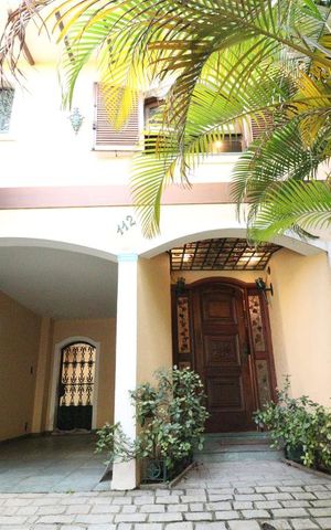 Casa à venda com 300m², 5 quartos e 2 vagasFachada