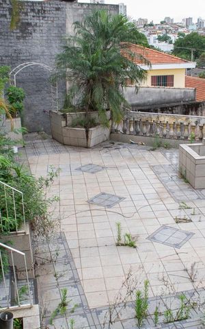 Casa à venda com 550m², 5 quartos e 6 vagas Casa à venda com 550m², 5 quartos e 6 vagasQUINTAL