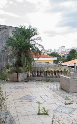 Casa à venda com 550m², 5 quartos e 6 vagas Casa à venda com 550m², 5 quartos e 6 vagasQUINTAL