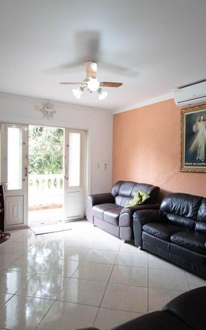 Casa à venda com 199m², 5 quartos e 7 vagasSala