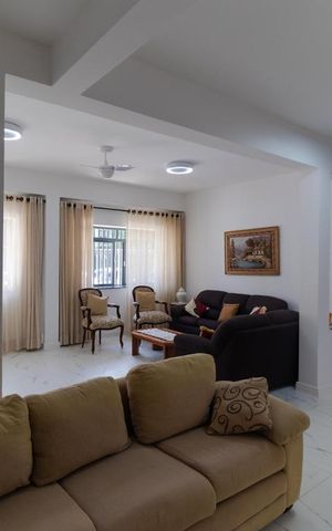 Casa à venda com 300m², 5 quartos e 4 vagas Casa à venda com 300m², 5 quartos e 4 vagasSala