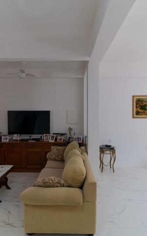Casa à venda com 300m², 5 quartos e 4 vagas Casa à venda com 300m², 5 quartos e 4 vagasSala
