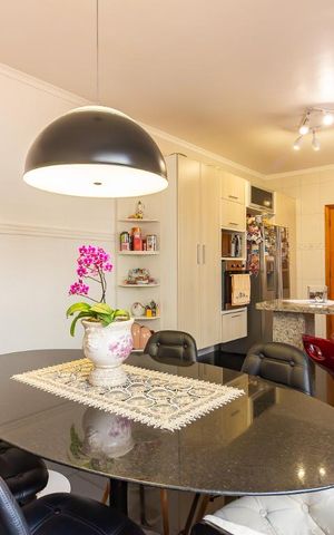 Casa à venda com 300m², 4 quartos e 4 vagas Casa à venda com 300m², 4 quartos e 4 vagasCozinha