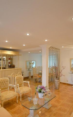 Casa à venda com 252m², 3 quartos e 3 vagas Casa à venda com 252m², 3 quartos e 3 vagasSala
