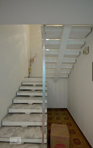 Casa à venda com 252m², 3 quartos e 3 vagas Casa à venda com 252m², 3 quartos e 3 vagasEscada