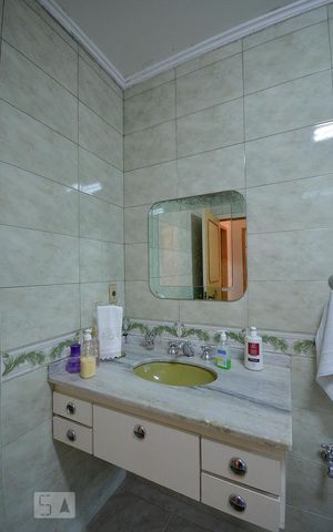 Casa à venda com 252m², 3 quartos e 3 vagas Casa à venda com 252m², 3 quartos e 3 vagasBanheiro Social