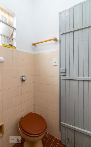 Casa para alugar com 240m², 3 quartos e 2 vagasEdícula - banheiro