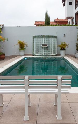 Casa de condomínio à venda com 500m², 4 quartos e 6 vagas Casa de condomínio à venda com 500m², 4 quartos e 6 vagasPiscina