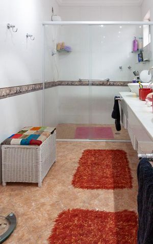 Casa de condomínio à venda com 500m², 4 quartos e 6 vagas Casa de condomínio à venda com 500m², 4 quartos e 6 vagasBanheiro da Suíte 2