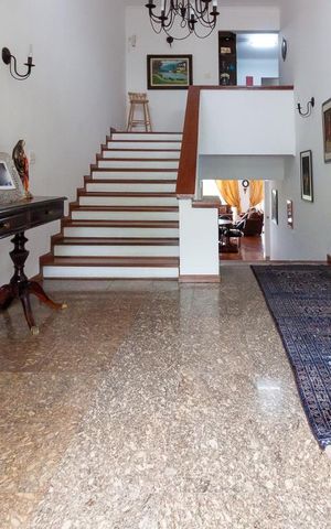 Casa de condomínio à venda com 500m², 4 quartos e 6 vagas Casa de condomínio à venda com 500m², 4 quartos e 6 vagasEntrada