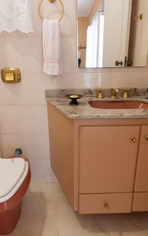 Casa de condomínio à venda com 500m², 4 quartos e 6 vagas Casa de condomínio à venda com 500m², 4 quartos e 6 vagasBanheiro da Suíte 1