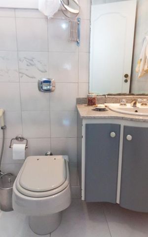 Casa de condomínio à venda com 500m², 4 quartos e 6 vagas Casa de condomínio à venda com 500m², 4 quartos e 6 vagasBanheiro
