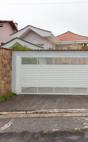 Casa de condomínio à venda com 500m², 4 quartos e 6 vagas Casa de condomínio à venda com 500m², 4 quartos e 6 vagasFachada