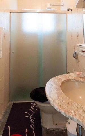 Casa de condomínio à venda com 500m², 4 quartos e 6 vagas Casa de condomínio à venda com 500m², 4 quartos e 6 vagasBanheiro de serviço