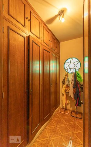 Casa à venda com 450m², 3 quartos e 6 vagasCloset Suíte 1