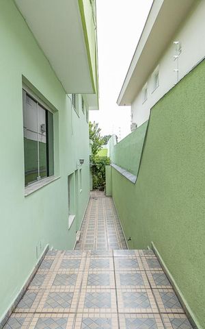 Casa à venda com 450m², 3 quartos e 6 vagasCorredor Externo Direito