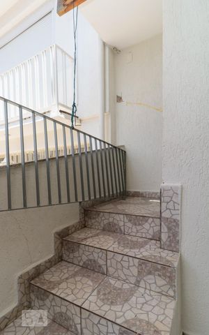 Casa para alugar com 250m², 3 quartos e 2 vagasEscada