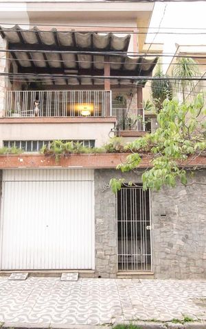 Casa à venda com 168m², 2 quartos e 1 vaga Casa à venda com 168m², 2 quartos e 1 vagaFachada