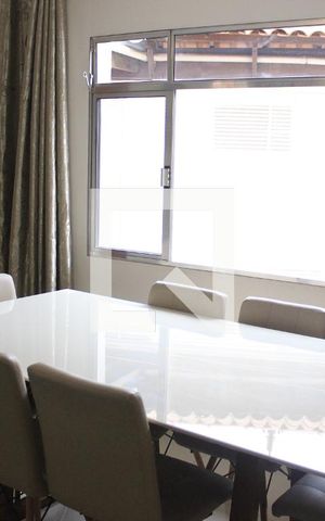 Casa à venda com 130m², 3 quartos e 2 vagasSala