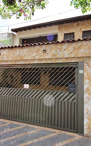 Casa para alugar com 300m², 3 quartos e 3 vagasFachada
