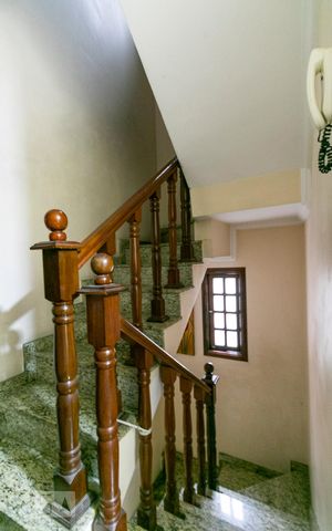 Casa à venda com 270m², 4 quartos e 5 vagasEscadas