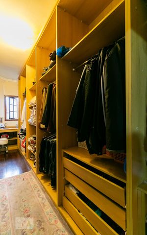 Casa à venda com 270m², 4 quartos e 5 vagasCloset