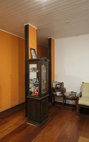 Casa à venda com 200m², 4 quartos e 2 vagas Casa à venda com 200m², 4 quartos e 2 vagasSala