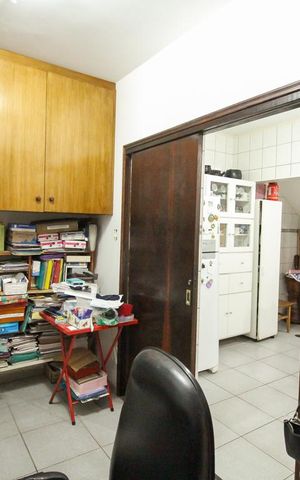 Casa à venda com 200m², 4 quartos e 2 vagas Casa à venda com 200m², 4 quartos e 2 vagasEscritório