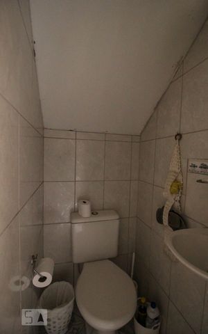 Casa à venda com 200m², 4 quartos e 2 vagas Casa à venda com 200m², 4 quartos e 2 vagasBanheiro de Serviço