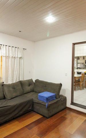 Casa à venda com 200m², 4 quartos e 2 vagas Casa à venda com 200m², 4 quartos e 2 vagasSala