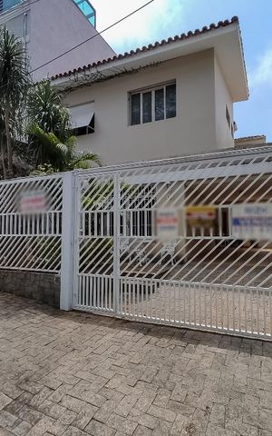 Casa à venda com 300m², 3 quartos e 2 vagas Casa à venda com 300m², 3 quartos e 2 vagasFachada