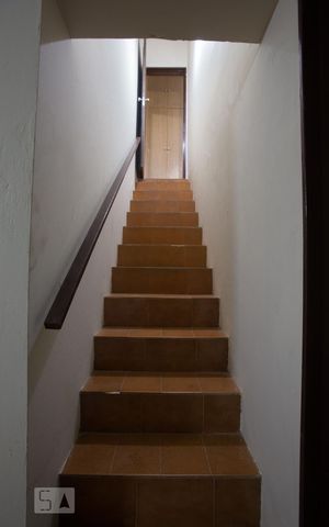 Casa para alugar com 350m², 4 quartos e 2 vagasPorão - escada de acesso