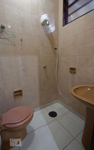 Casa para alugar com 350m², 4 quartos e 2 vagasÁrea de serviço - banheiro