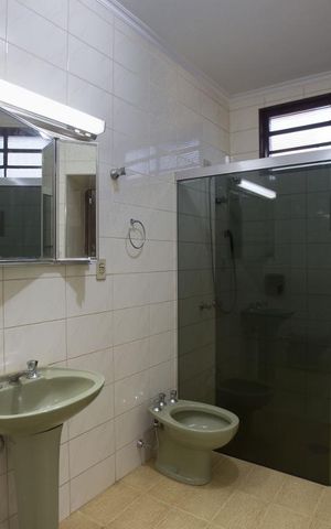 Casa para alugar com 350m², 4 quartos e 2 vagasBanheiro da suíte 2