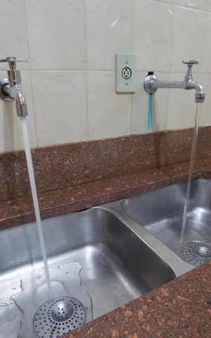 Casa para alugar com 350m², 4 quartos e 2 vagasCozinha - pias