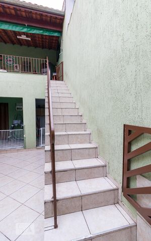 Casa à venda com 300m², 3 quartos e 2 vagasEscadas para churrasqueira e terraço
