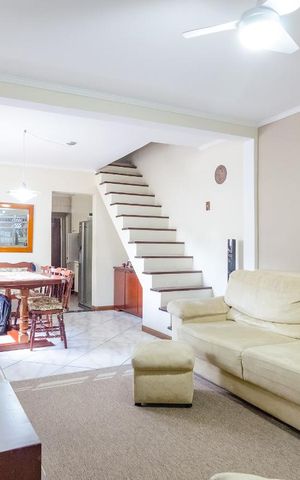 Casa à venda com 210m², 4 quartos e 3 vagas Casa à venda com 210m², 4 quartos e 3 vagasSala