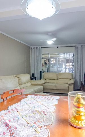 Casa à venda com 210m², 4 quartos e 3 vagas Casa à venda com 210m², 4 quartos e 3 vagasSala