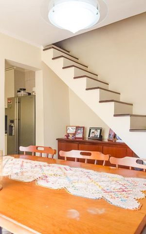 Casa à venda com 210m², 4 quartos e 3 vagas Casa à venda com 210m², 4 quartos e 3 vagasSala