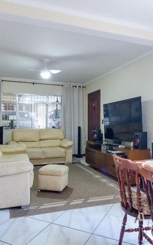 Casa à venda com 210m², 4 quartos e 3 vagas Casa à venda com 210m², 4 quartos e 3 vagasSala