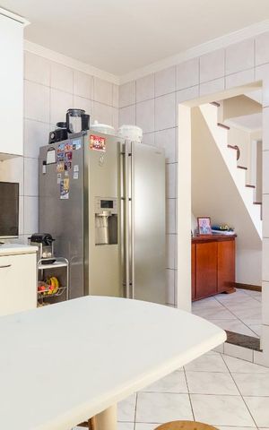 Casa à venda com 210m², 4 quartos e 3 vagas Casa à venda com 210m², 4 quartos e 3 vagasCozinha