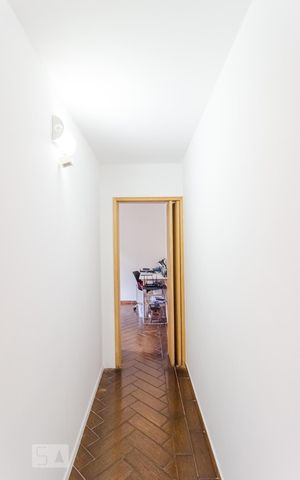 Casa à venda com 210m², 4 quartos e 3 vagas Casa à venda com 210m², 4 quartos e 3 vagasCorredor