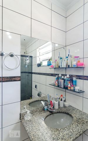Casa à venda com 210m², 4 quartos e 3 vagas Casa à venda com 210m², 4 quartos e 3 vagasBanheiro da Suíte