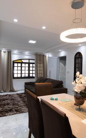 Casa à venda com 256m², 3 quartos e 3 vagas Casa à venda com 256m², 3 quartos e 3 vagasSala