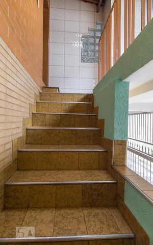 Casa para alugar com 100m², 2 quartos e sem vaga Casa para alugar com 100m², 2 quartos e sem vagaEscada de entrada