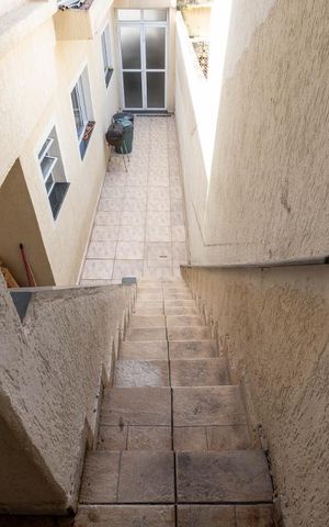 Casa à venda com 130m², 3 quartos e 2 vagasEscada Externa