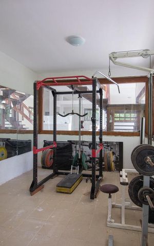 Casa de condomínio à venda com 700m², 4 quartos e 4 vagasAcademia