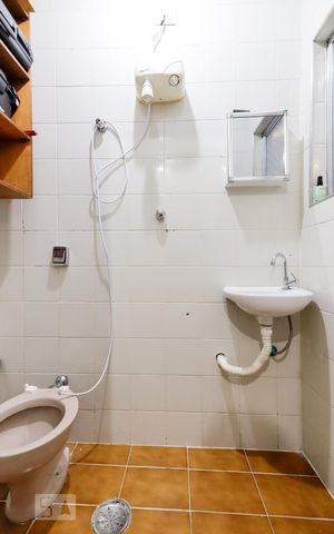 Casa para alugar com 160m², 5 quartos e 3 vagas Casa para alugar com 160m², 5 quartos e 3 vagasBanheiro do Quarto Reversível 1