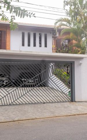 Casa à venda com 247m², 3 quartos e 4 vagas Casa à venda com 247m², 3 quartos e 4 vagasFachada