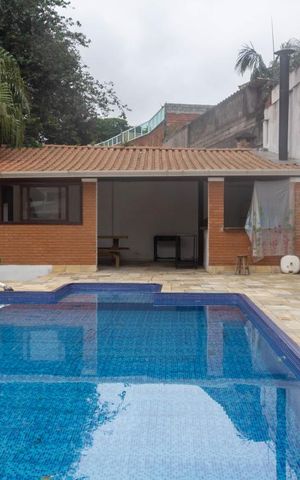 Casa à venda com 247m², 3 quartos e 4 vagas Casa à venda com 247m², 3 quartos e 4 vagasPiscina